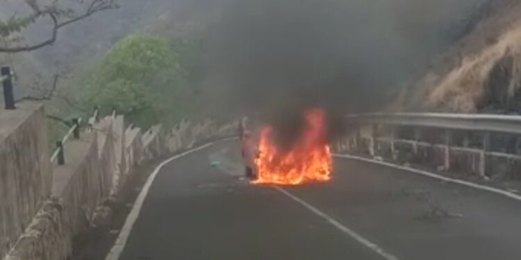 माथेरान घाटात गाडीने घेतला पेट