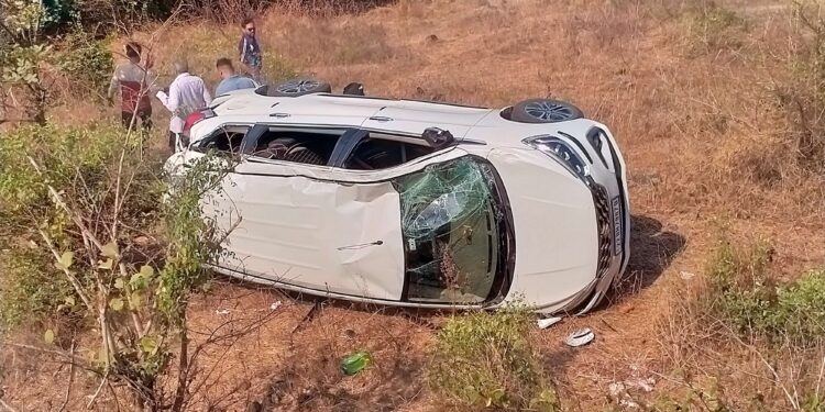 भीषण अपघात ! कार दरीत कोसळली
