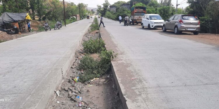भिसेगाव ते चारफाटा रस्त्याचे काम पूर्ण