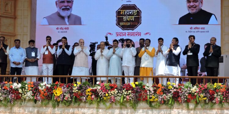 असा रंगला महाराष्ट्रभूषण पुरस्कार वितरण सोहळा