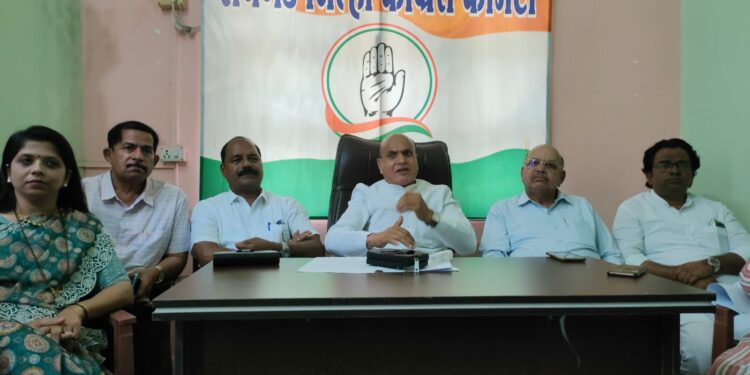 अदानी विरोधात आवाज उठवल्याने राहुल गांधींना लक्ष