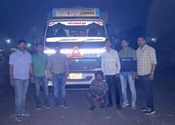 विदेशी दारू विक्रीसाठी वाहतुक करणाऱ्या दोघांना अटक