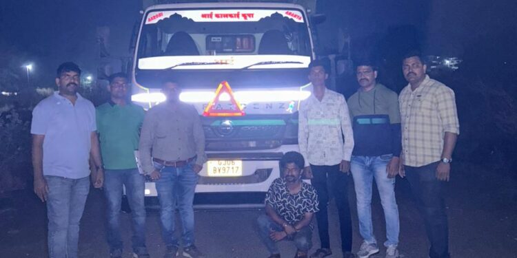 विदेशी दारू विक्रीसाठी वाहतुक करणाऱ्या दोघांना अटक