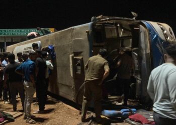 मुंबई-गोवा महामार्गावर खाजगी बसला अपघात