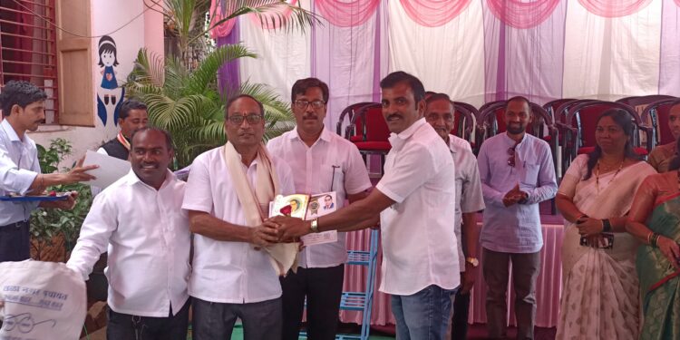 नगरपंचायतीतर्फे निवृत्त शिक्षकांचा सन्मान