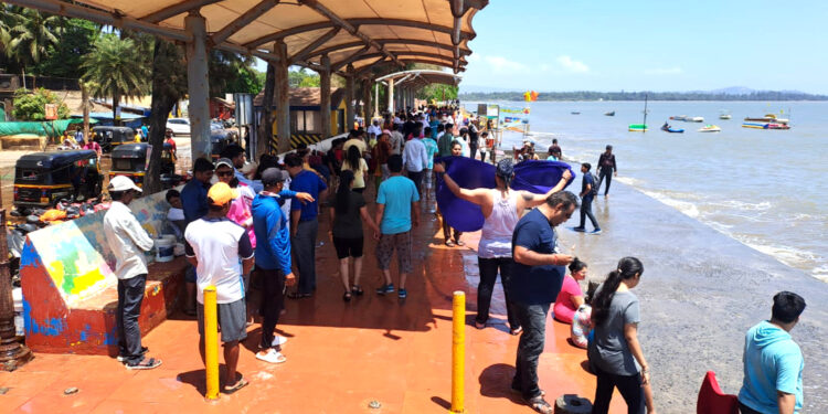 पर्यटकांची पाऊले रायगड किनारी