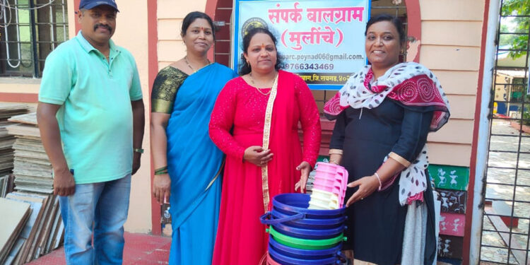 गरजू मुलांना शैक्षणिक वस्तू, तर वृद्धांना अन्नदान