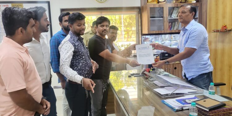 टोईंग व्हॅन कर्मचार्‍यांवर कारवाई करा