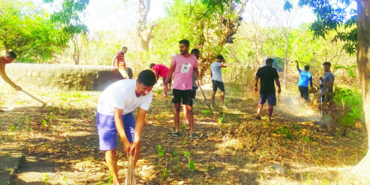 मैत्री कट्टातर्फे विहिरीची साफसफाई