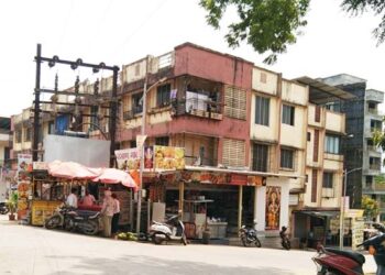 वीज रोहित्राखाली खाद्यपदार्थांचे स्टॉल