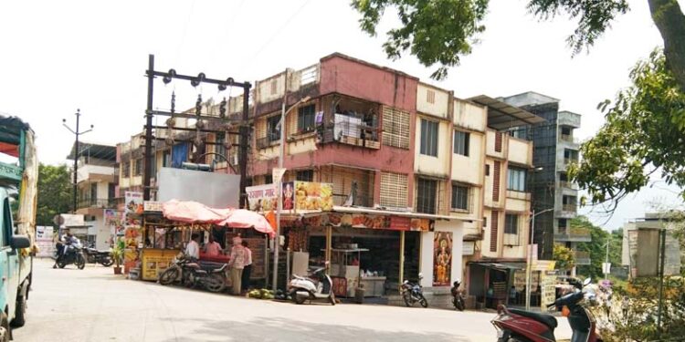 वीज रोहित्राखाली खाद्यपदार्थांचे स्टॉल