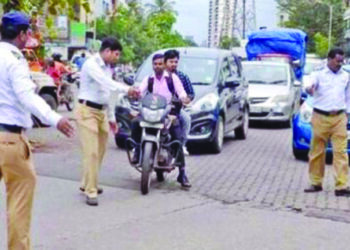 बेशिस्त वाहनचालकांना पोलिसांचा दणका