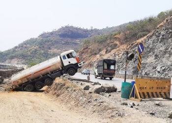 द्रुतगती महामार्गावर टँकर पलटी