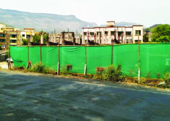 अनधिकृत बांधकामाला ताडपत्रीचा आडोसा