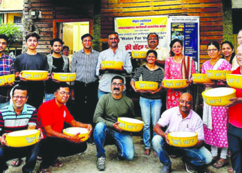 पक्षांसाठी वॉटर बाऊलचे वितरण