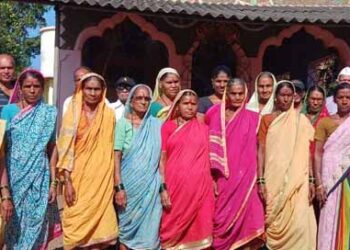 एसटीविना प्रवाशांची पायपीट