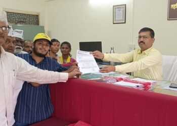 गॅस दरवाढ विरोधात तहसीलदारांना निवेदन