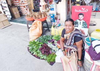 तप्त उन्हात रस्त्यावर बसून भाजीची विक्री