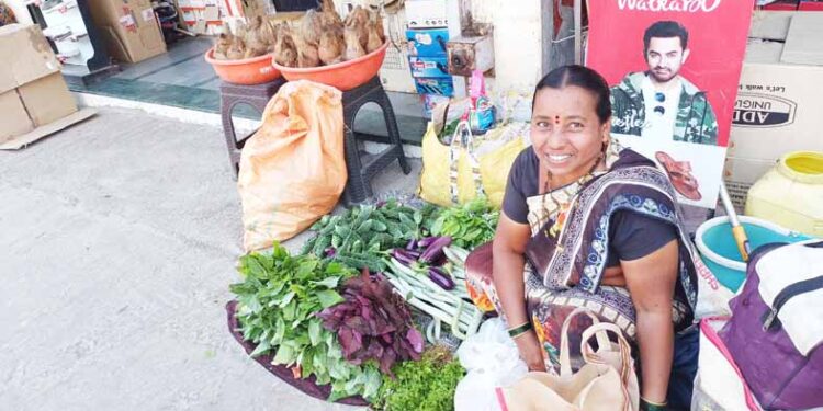 तप्त उन्हात रस्त्यावर बसून भाजीची विक्री