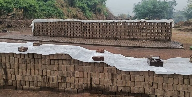 अवकाळीने वीटभट्टी व्यवसाय उद्धवस्थ