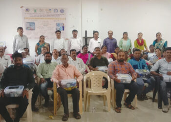 पशुपालकांना आरोग्यदायी वस्तूंचे वाटप