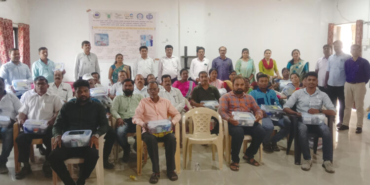 पशुपालकांना आरोग्यदायी वस्तूंचे वाटप