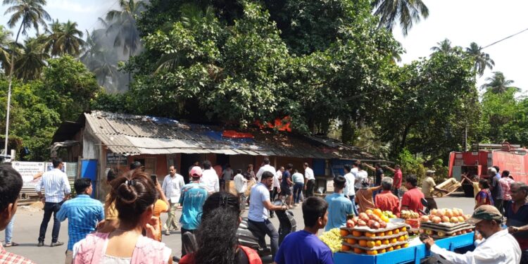 ठीकरुळ नाक्यावरील रेशनिंग दुकानाला आग