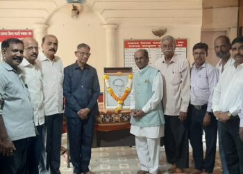 प्रभाकर पाटील सार्वजनिक वाचनालयातर्फे महामानवास अभिवादन