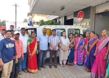 चित्रलेखा पाटील यांच्यावतीने शेकापक्षातर्फे रुग्णवाहिका लोकार्पण