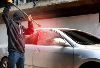 गाडीची काच फोडून चोरी