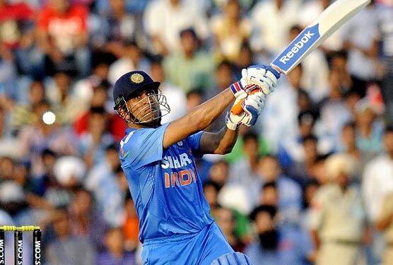 धोनीच्या विजयी षटकाराचा स्मृतीस्तंभ