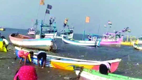 हनुमान कोळीवाडा ग्रामस्थांचे बोट नांगरुन आंदोलन