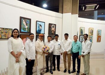 ब्रश स्ट्रोक्स कला प्रदर्शनाला प्रतिसाद