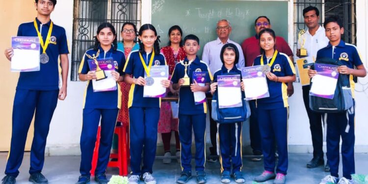 रंगोत्सव स्पर्धेत देशमुख स्कूलचे यश