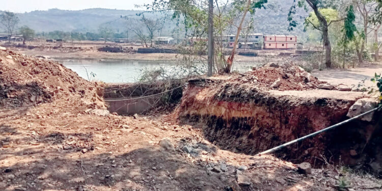 नागरिकांची सुरक्षा वार्‍यावर; ठेकेदाराचा निष्काळजीपणा