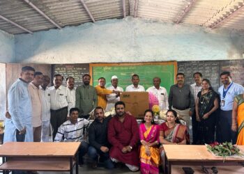 माजी विद्यार्थ्यांकडून माजी शिक्षकांचा सत्कार
