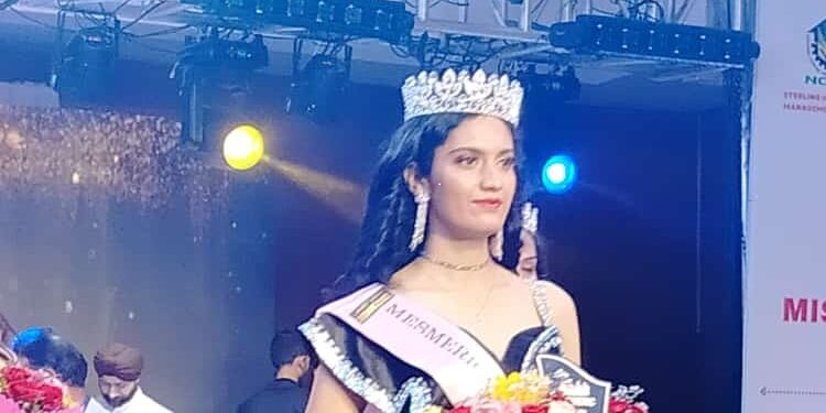 खारघरची उन्नती साळवी मेस्मेरिक क्वीन मिस इंडिया