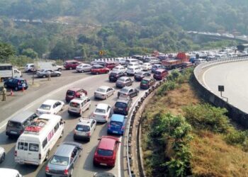 मुंबई-पुणे महामार्गावर कारला आग; वाहनांच्या लांबच लांब रांगा