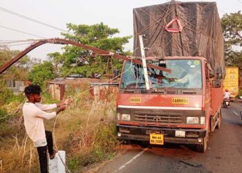 विजेचा खांब पडून वाहनाचे नुकसान