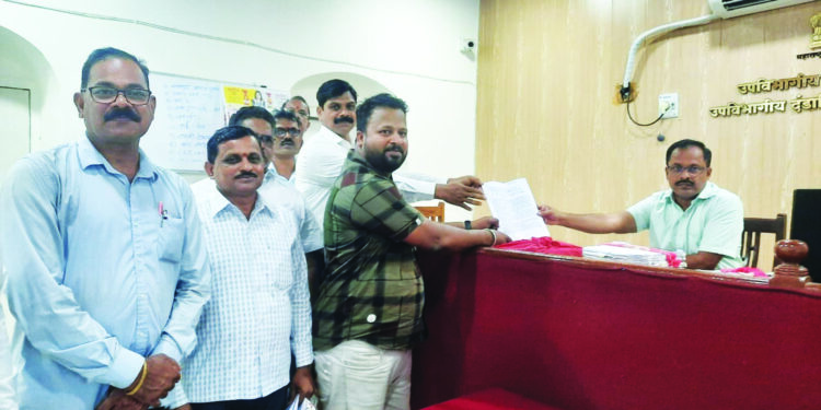 प्रकल्पग्रस्त एकवटले: रोजगाराच्या आमिषाने जमिनींवर डल्ला