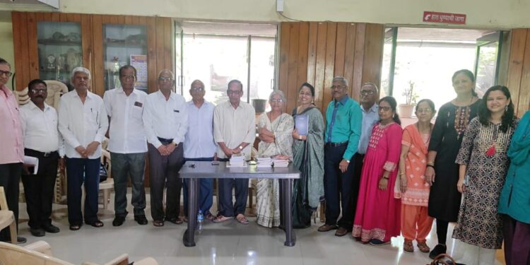 जेष्ठ नागरिक संघात पुस्तक दिन