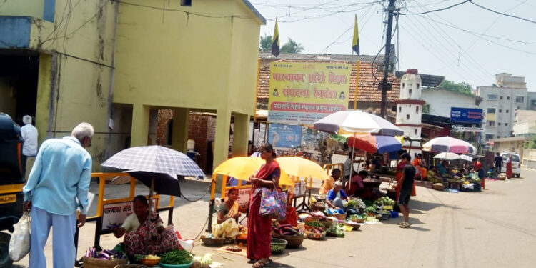 भाजी विक्रेत्यांना छत्रीचा आधार