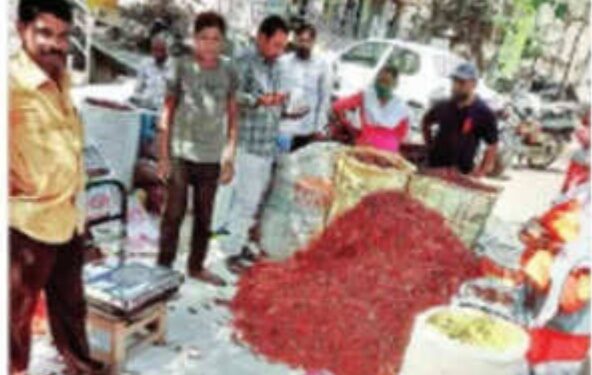 मिरची खरेदीसाठी बाजारात गर्दी