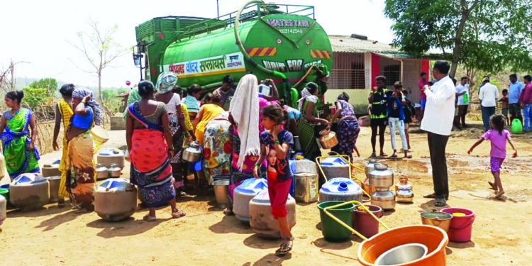 कर्जतमधील पाणीटंचाई दूर करण्यासाठी शासकीय ट्रॅकर
