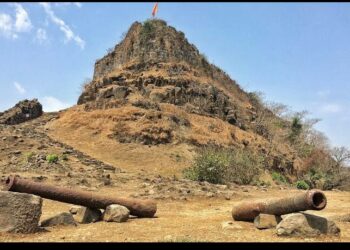 ऐतिहासिक तळगड ढासळतोय