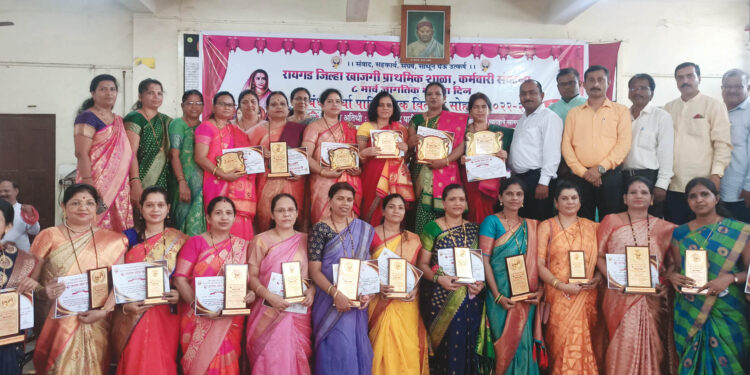 शिक्षक निबंध स्पर्धेचा निकाल जाहीर; विजेत्यांचा पैठणी देऊन गौरव