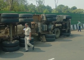 कर्नाळा खिंडीत टँकर पलटी