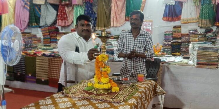 यंत्रमाग कपड्याचे प्रदर्शन-विक्री केंद्राचे उद्घाटन