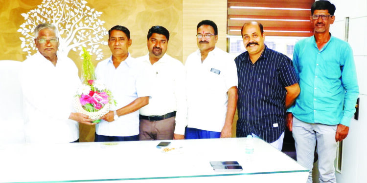 पंडित पाटील यांची आदर्श पतसंस्थेला सदिच्छा भेट