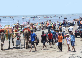 सलगच्या सुट्ट्यांमुळे पर्यटकांनी समुद्रकिनारे फुल्ल